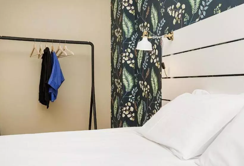 هاستل Wallis Rato