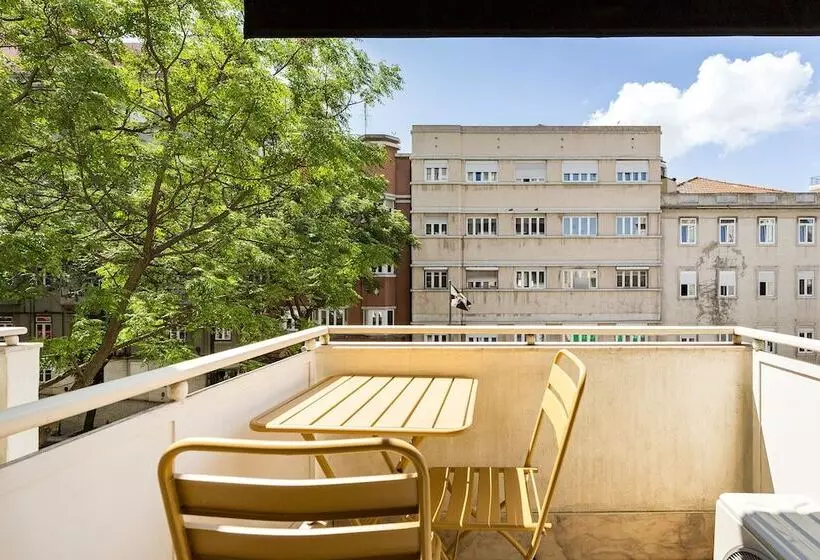 هاستل Wallis Rato