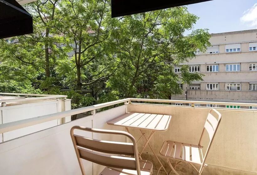 هاستل Wallis Rato