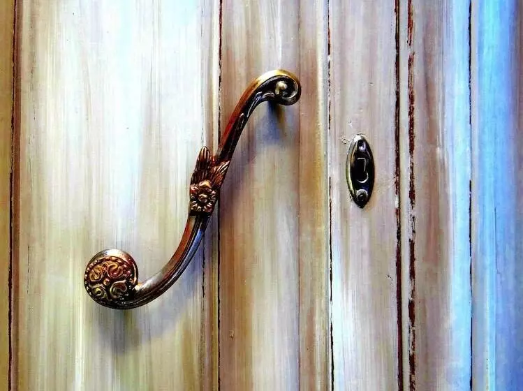 هاستل Wallis Rato