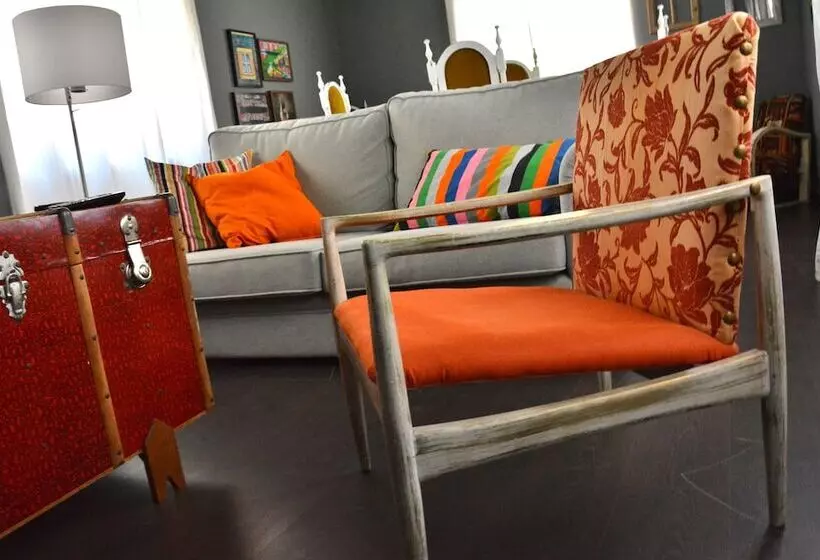 هاستل Wallis Rato