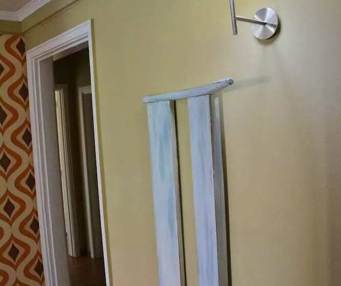 هاستل Wallis Rato