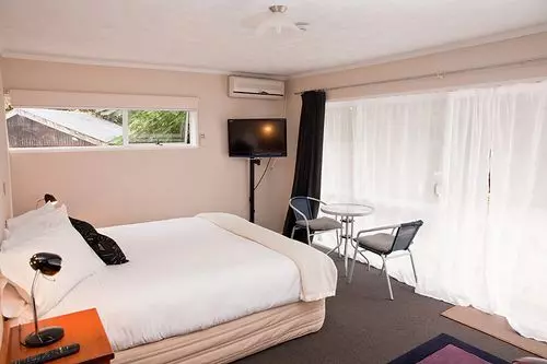 민박 Redwood Lodge