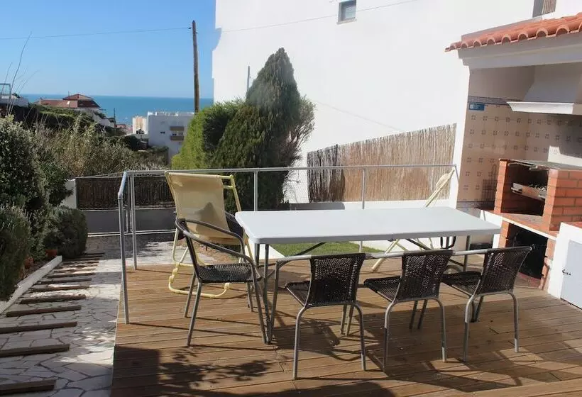 Ericeira Chill Hill Hostel & Private Rooms   Peach Garden