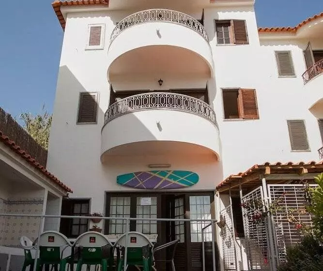 Ericeira Chill Hill Hostel & Private Rooms   Peach Garden