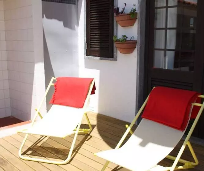 Ericeira Chill Hill Hostel & Private Rooms   Peach Garden