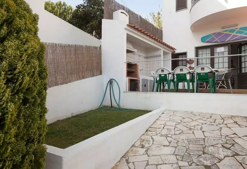 Ericeira Chill Hill Hostel & Private Rooms   Peach Garden