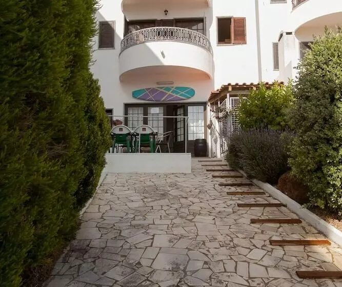 Ericeira Chill Hill Hostel & Private Rooms   Peach Garden