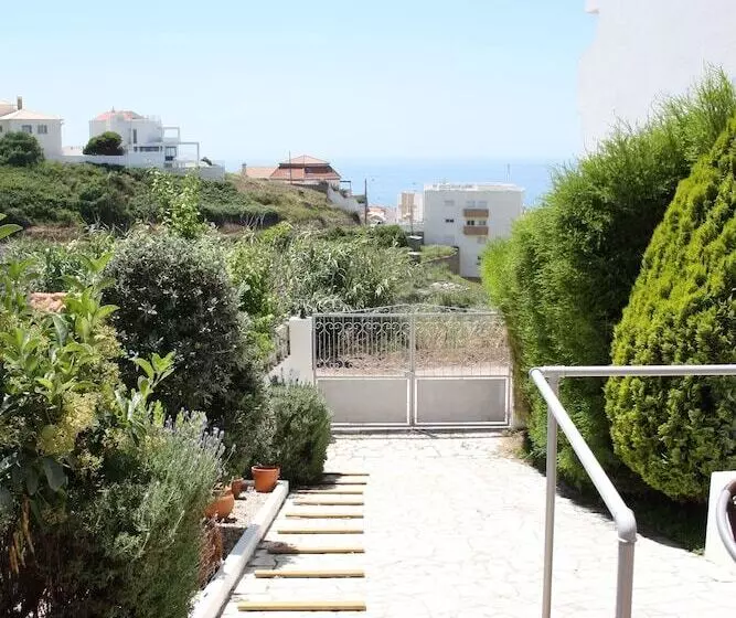 Ericeira Chill Hill Hostel & Private Rooms   Peach Garden
