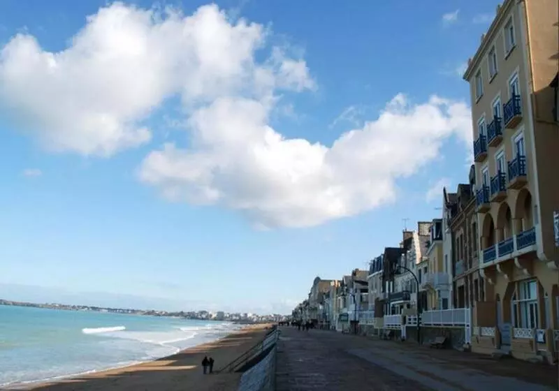 هتل Ambassadeurs Logis