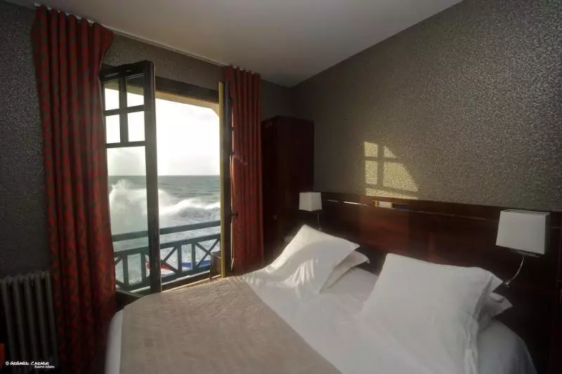 هتل Ambassadeurs Logis