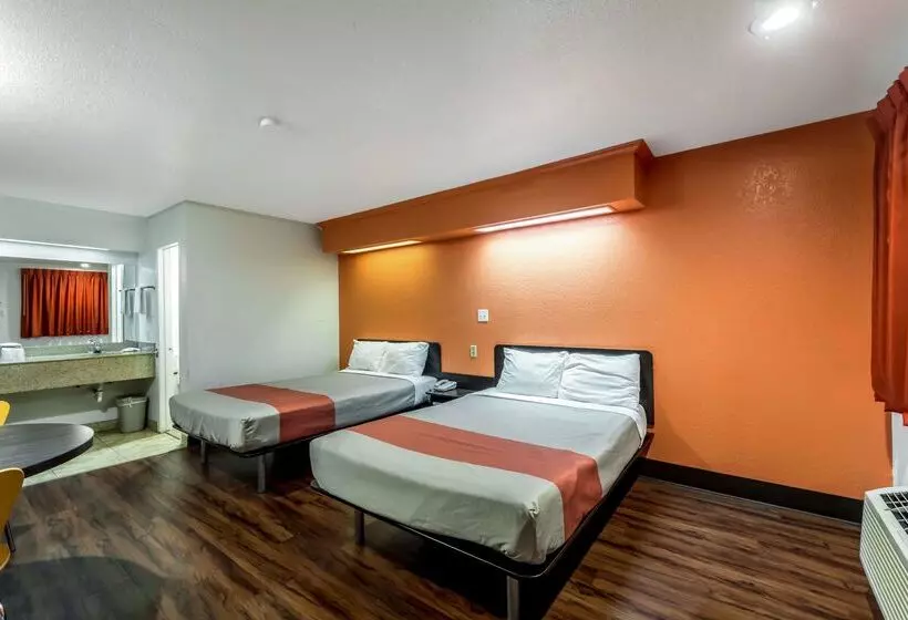 Motel 6 San Antonio, Tx   Frost Bank Center