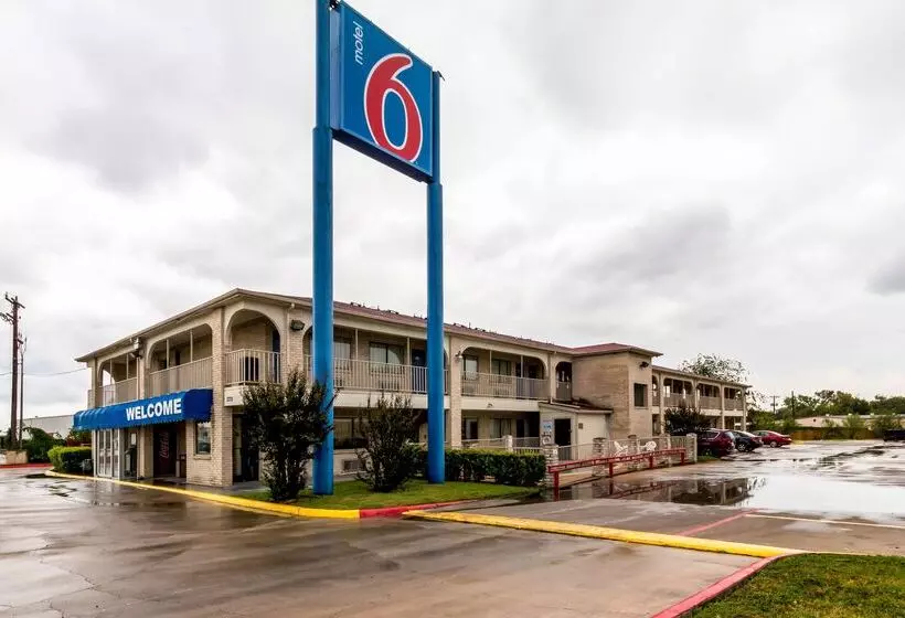 Motel 6 San Antonio, Tx   Frost Bank Center