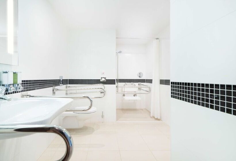 בית מלון כפרי Hampton By Hilton Krakow