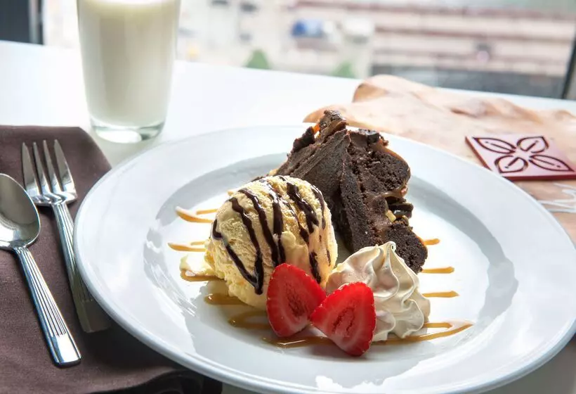 هتل Hilton Garden Inn Chicago Downtown Riverwalk