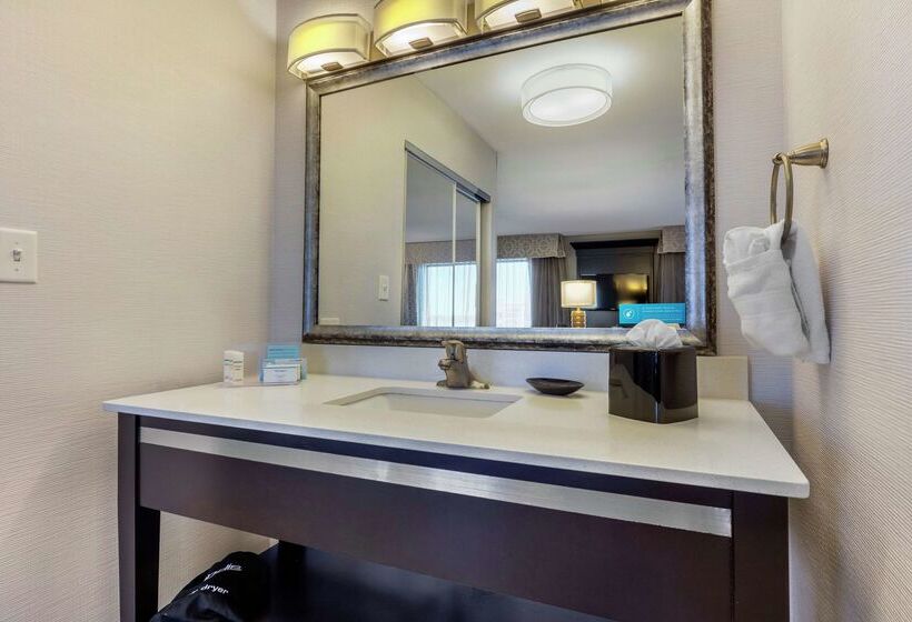 Отель Hampton Inn & Suites Columbus