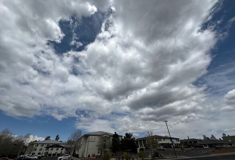 فندق Red Feather Lodge