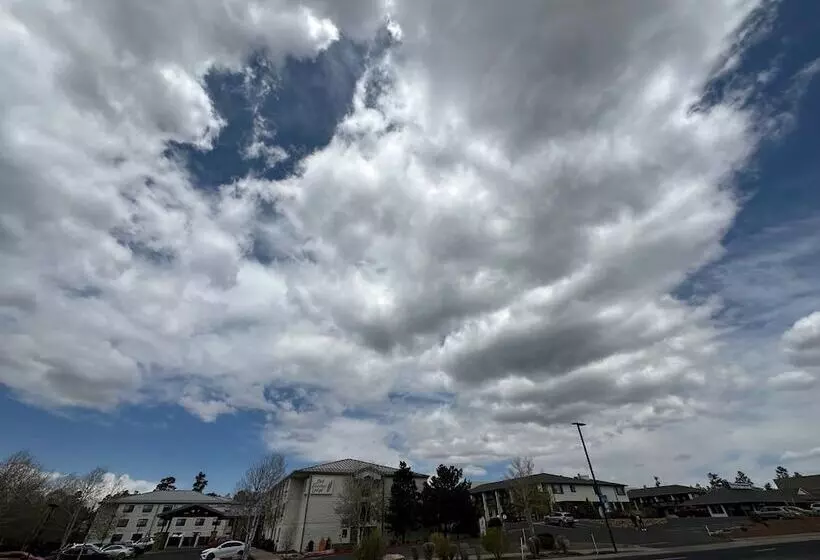 בית מלון כפרי Red Feather Lodge