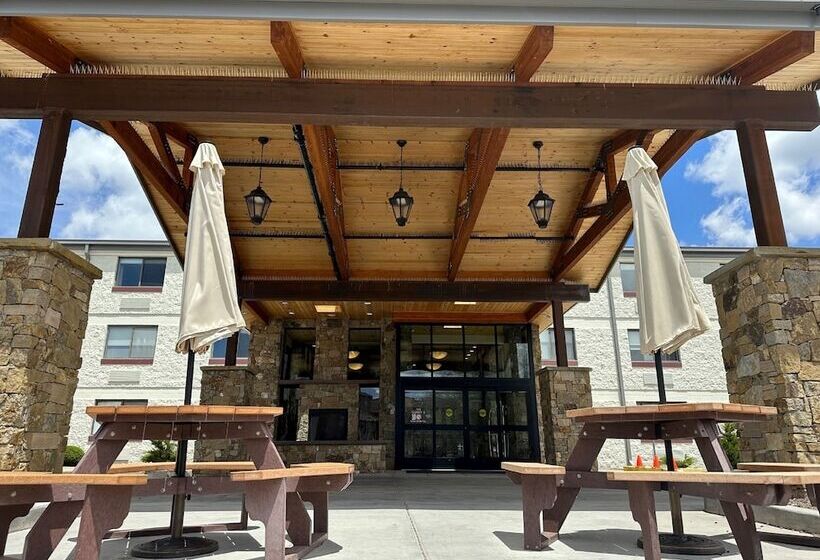 فندق Red Feather Lodge