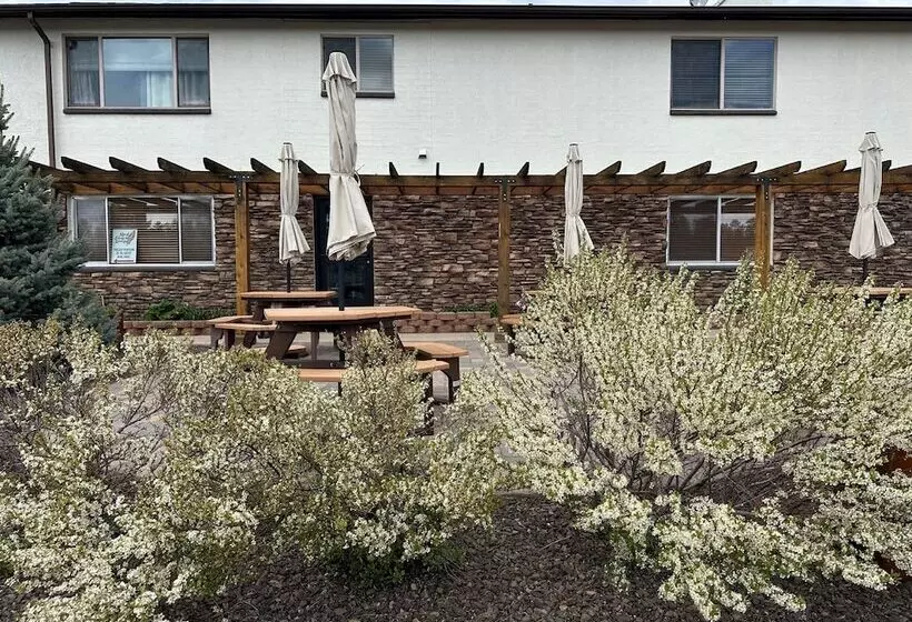 בית מלון כפרי Red Feather Lodge