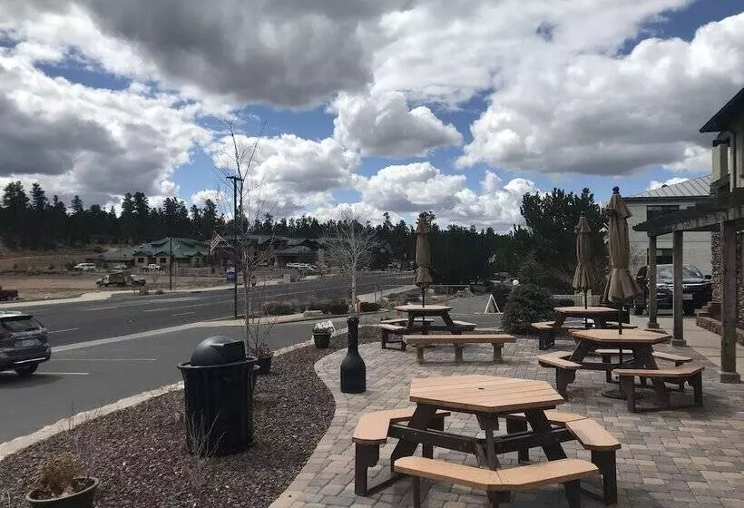 בית מלון כפרי Red Feather Lodge