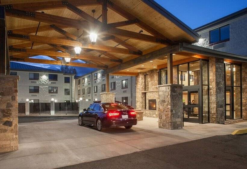 فندق Red Feather Lodge