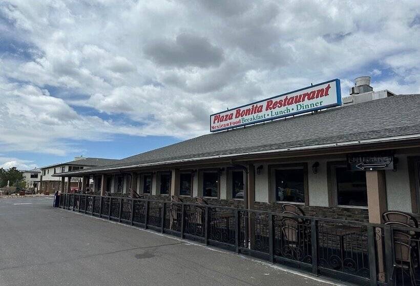 فندق Red Feather Lodge