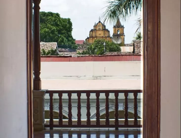 تختخواب و صبحانه La Perla Leon