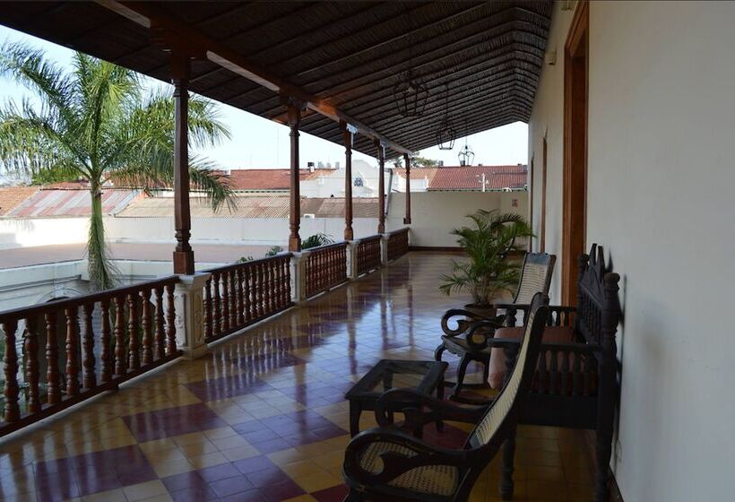 تختخواب و صبحانه La Perla Leon