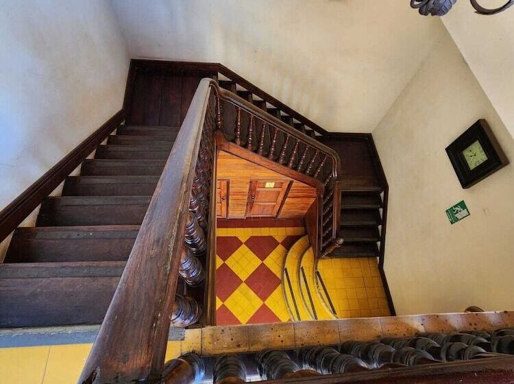 تختخواب و صبحانه La Perla Leon