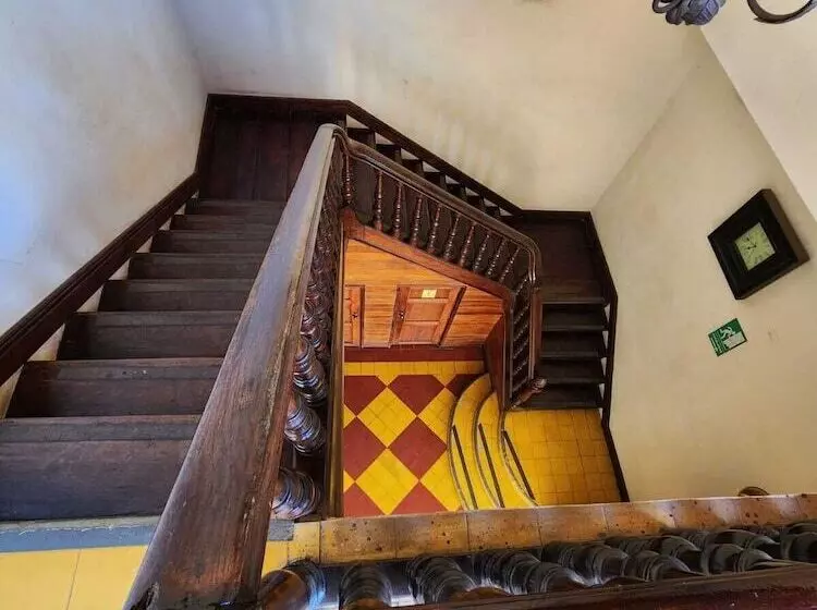 تختخواب و صبحانه La Perla Leon