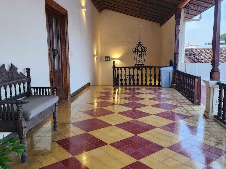 تختخواب و صبحانه La Perla Leon