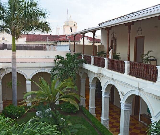 تختخواب و صبحانه La Perla Leon