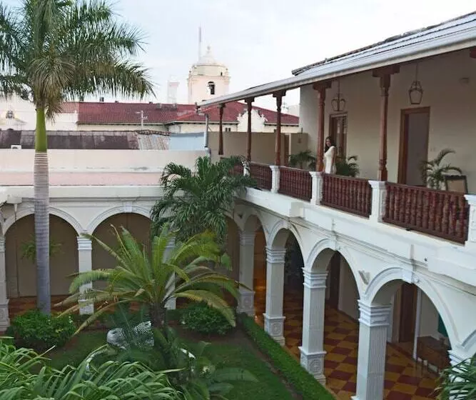 تختخواب و صبحانه La Perla Leon