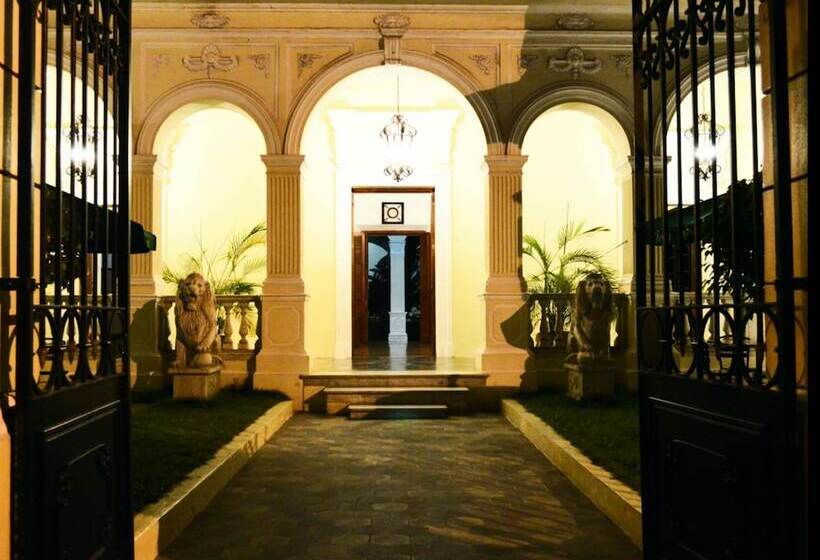 تختخواب و صبحانه La Perla Leon