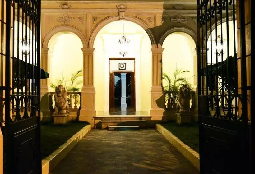 تختخواب و صبحانه La Perla Leon