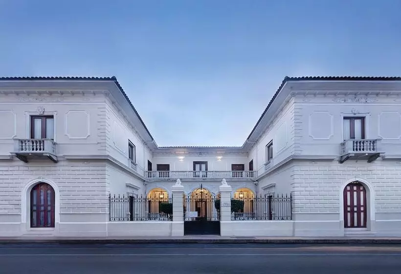 تختخواب و صبحانه La Perla Leon