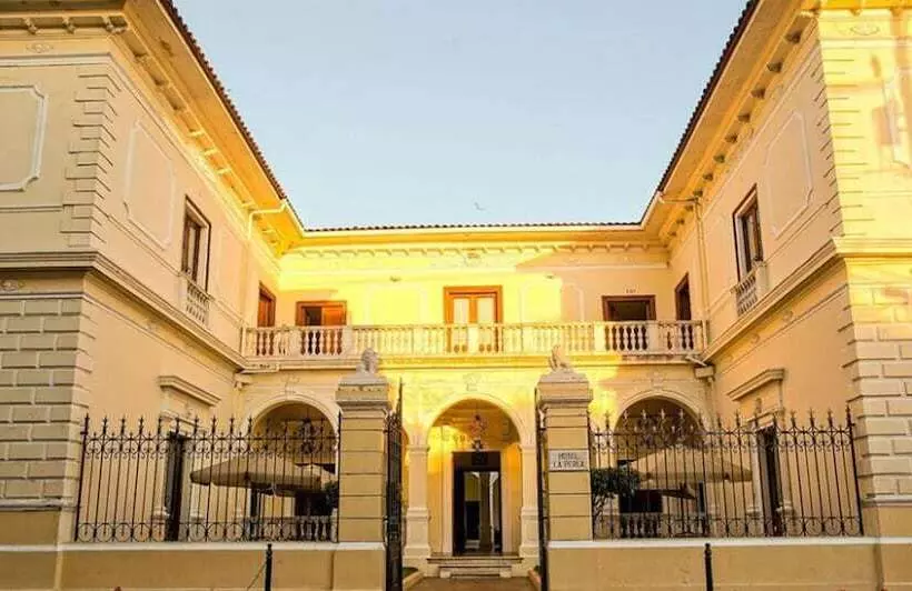 تختخواب و صبحانه La Perla Leon