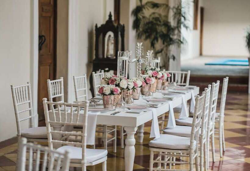 تختخواب و صبحانه La Perla Leon