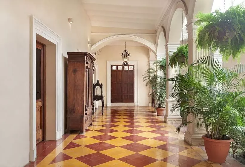 تختخواب و صبحانه La Perla Leon