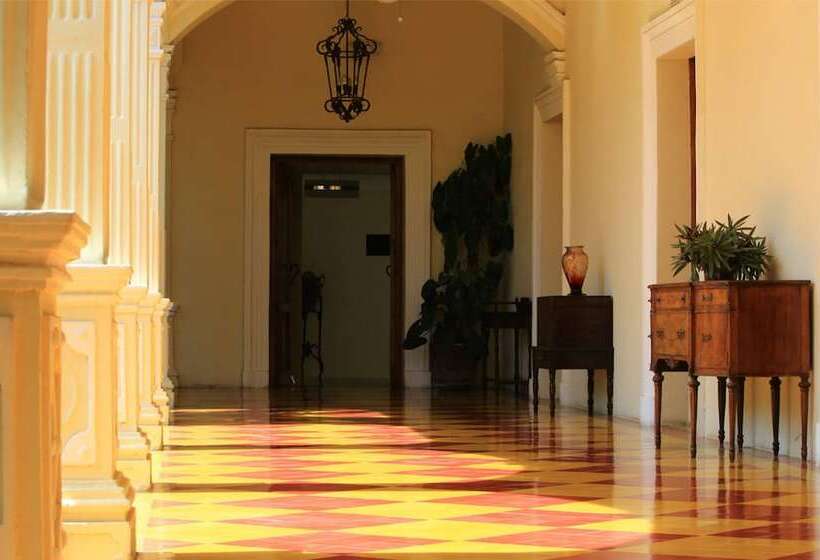 تختخواب و صبحانه La Perla Leon