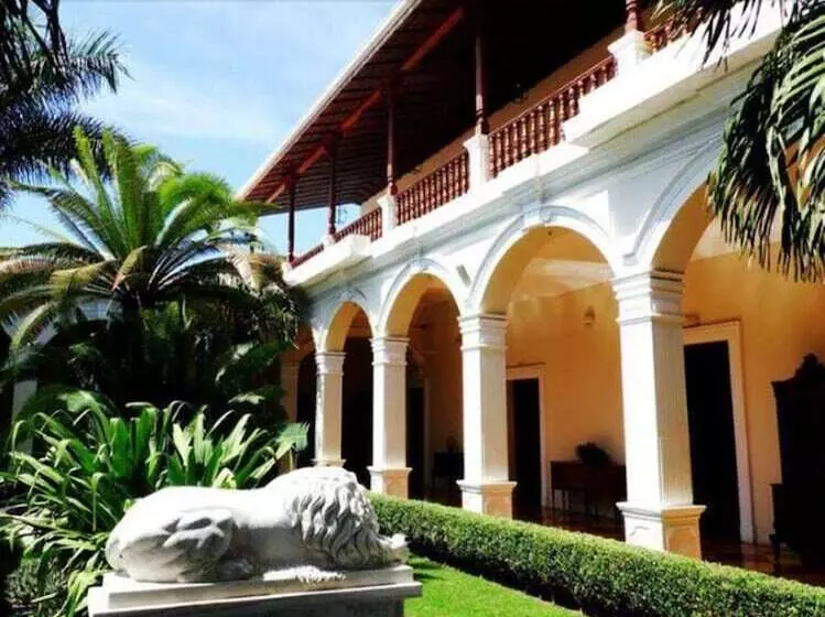 تختخواب و صبحانه La Perla Leon