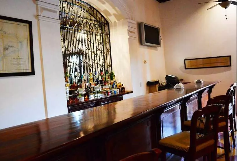 تختخواب و صبحانه La Perla Leon