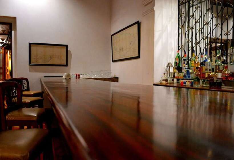 تختخواب و صبحانه La Perla Leon