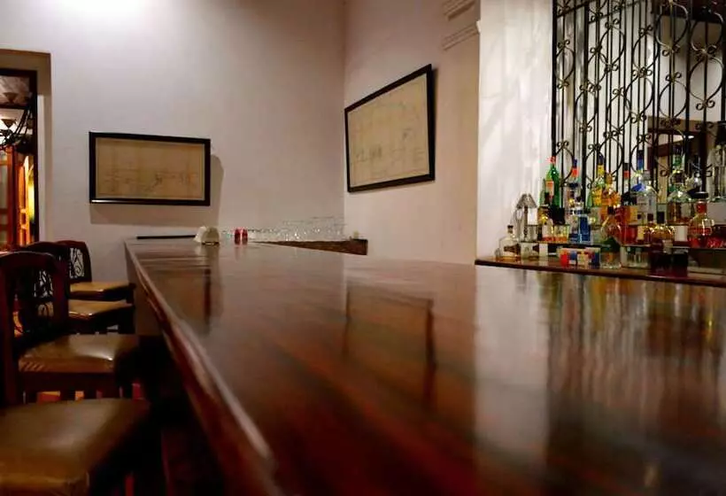 تختخواب و صبحانه La Perla Leon