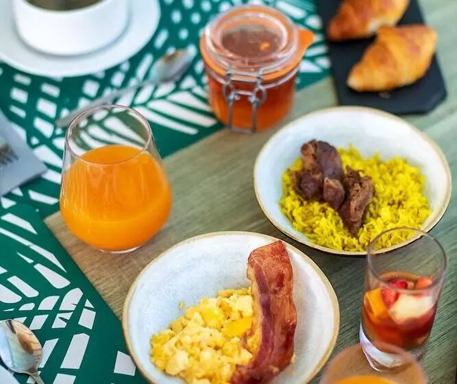 Отель Latitude 21