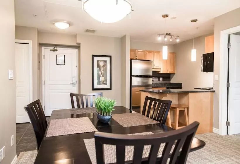 هتل Canterra Suites