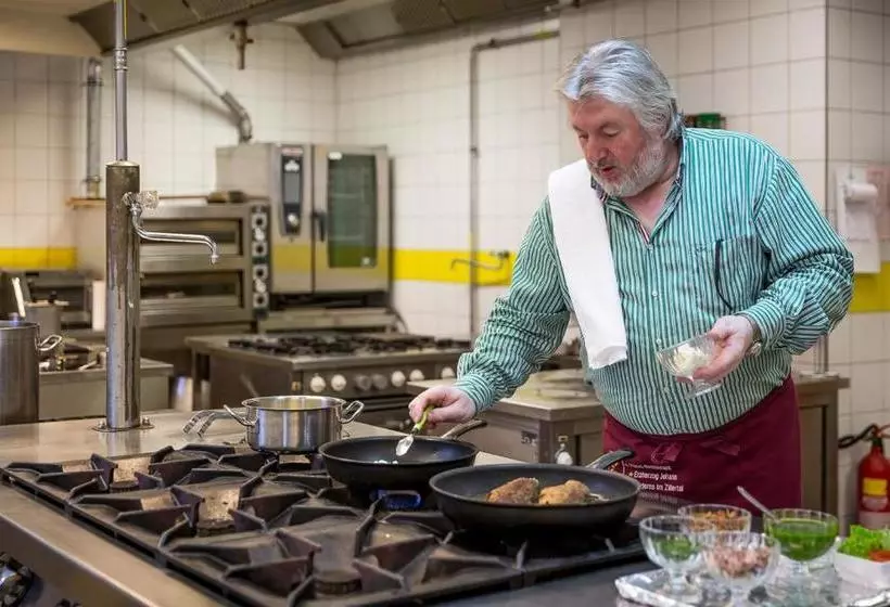 Отель Erzherzog Johann