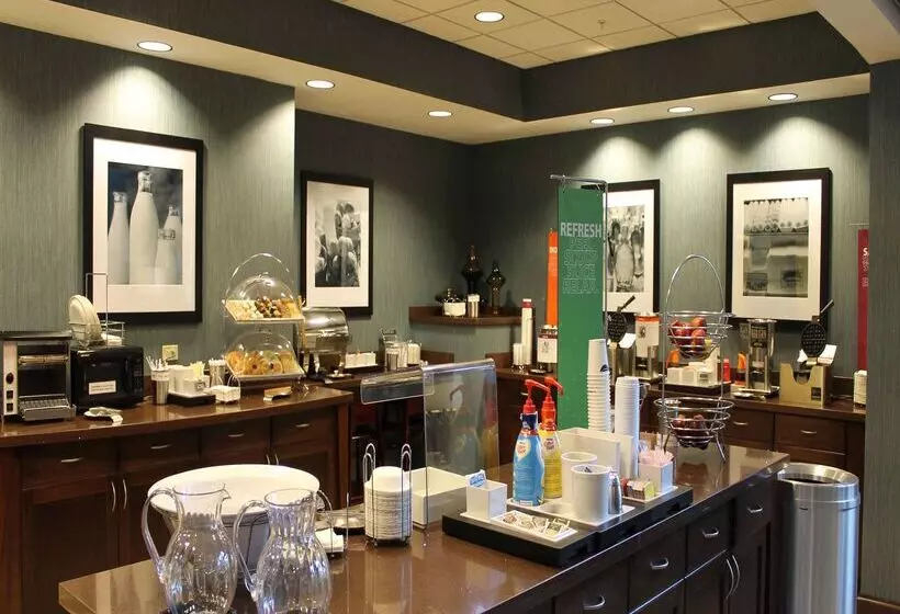 Отель Hampton Inn & Suites Stroudsburg Pocono Mountains