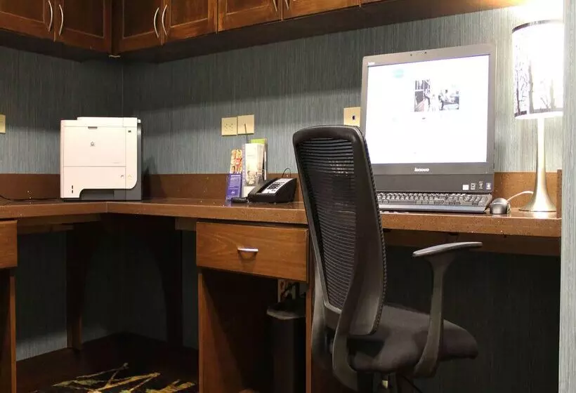 Отель Hampton Inn & Suites Stroudsburg Pocono Mountains